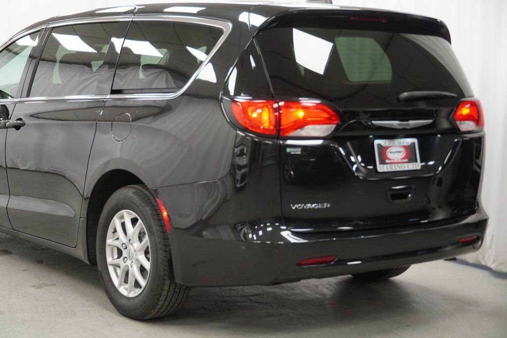 Used 2023 Chrysler Voyager LX image 13