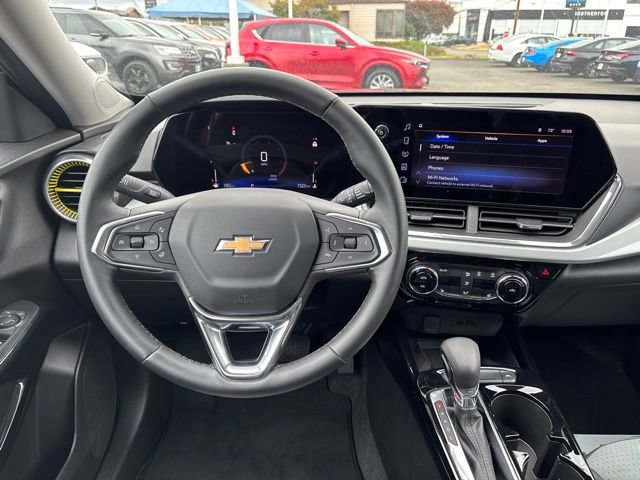 Used 2025 Chevrolet Trax LT w/ Sunroof Package FWD image 16