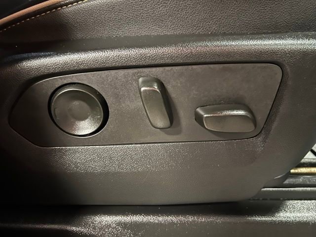 Used 2023 GMC Yukon XL SLT image 34