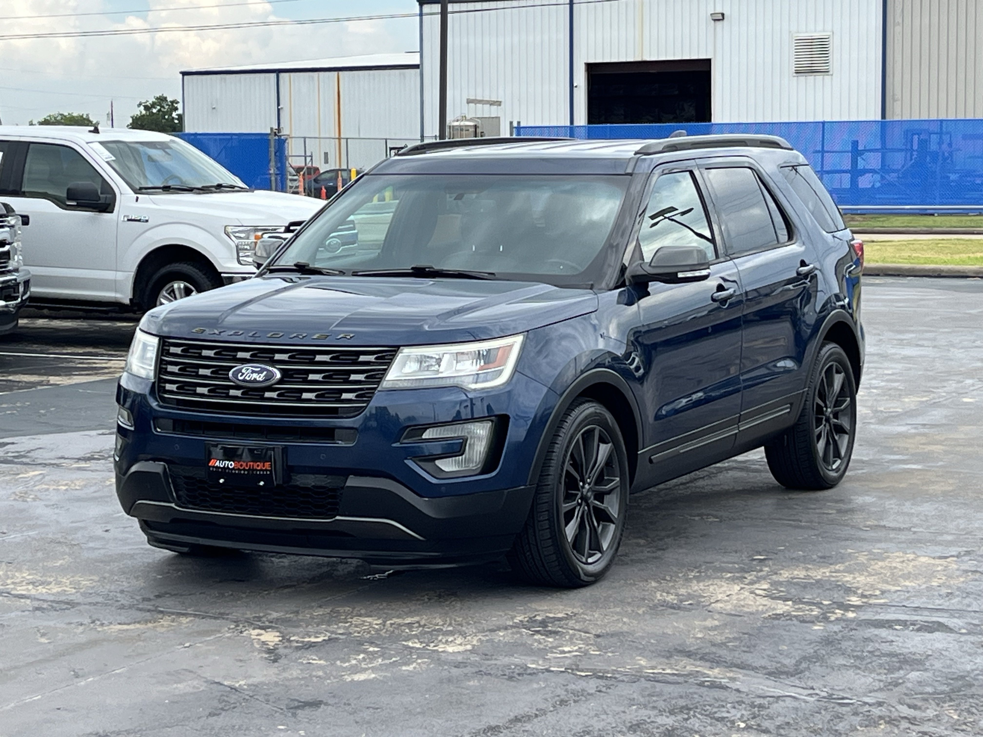 Used 2017 Ford Explorer XLT w/ Equipment Group 202A FWD image 3