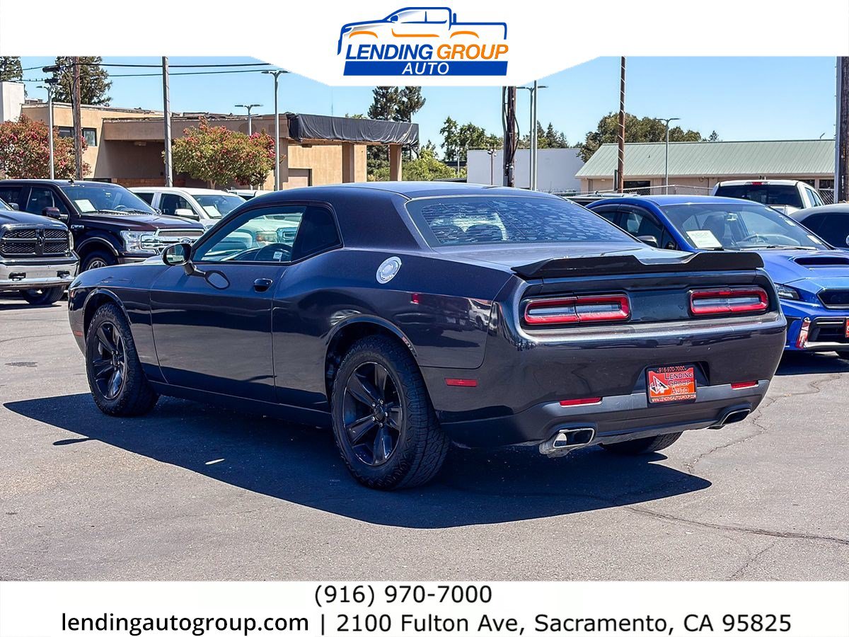 Used 2016 Dodge Challenger SXT RWD image 2