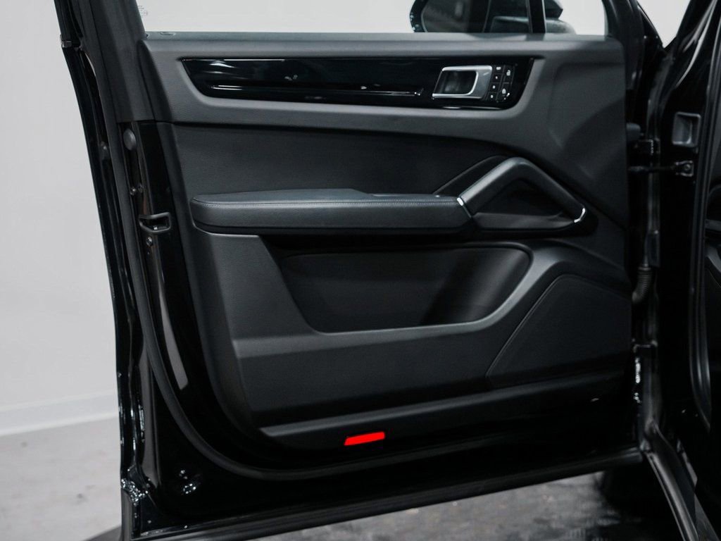 Used 2023 Porsche Cayenne w/ Premium Package image 11