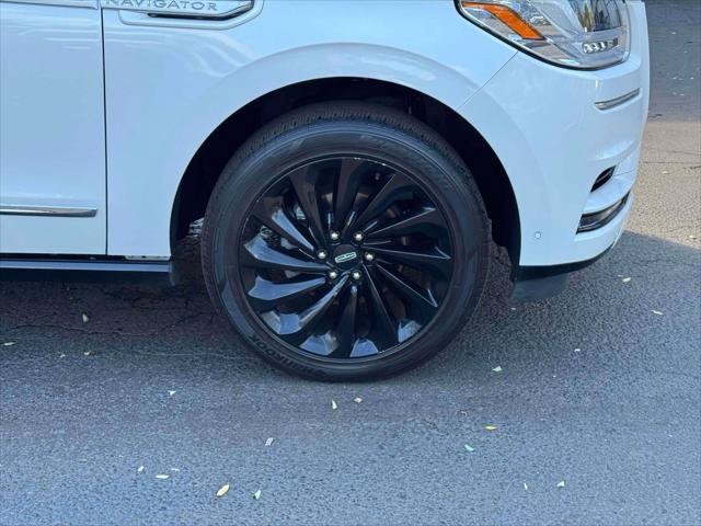 Used 2020 Lincoln Navigator L Reserve w/ Equipment Group 208A Reserve AWD/4WD image 9