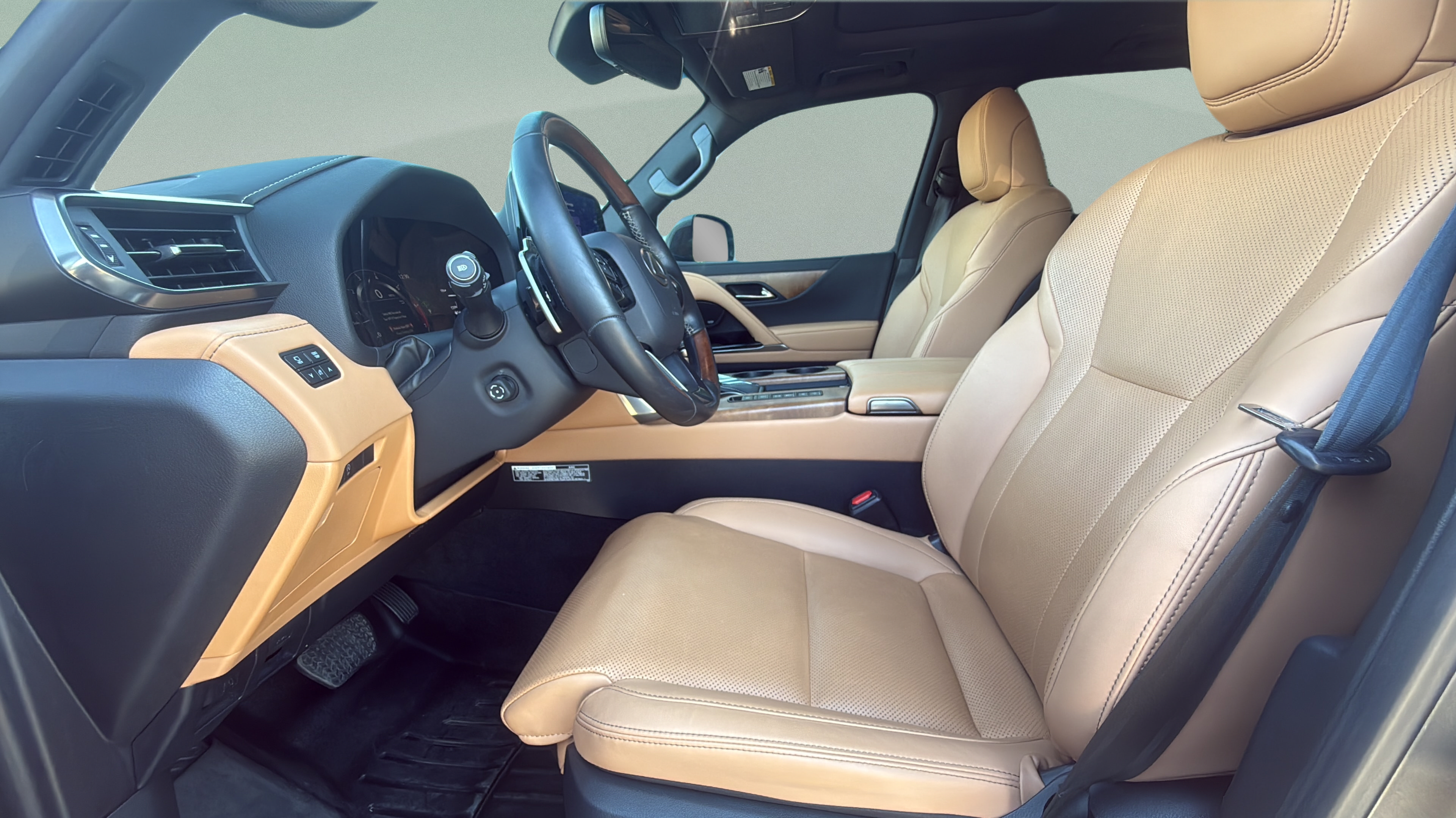 Used 2024 Lexus LX 600 4WD w/ Luxury Package image 9