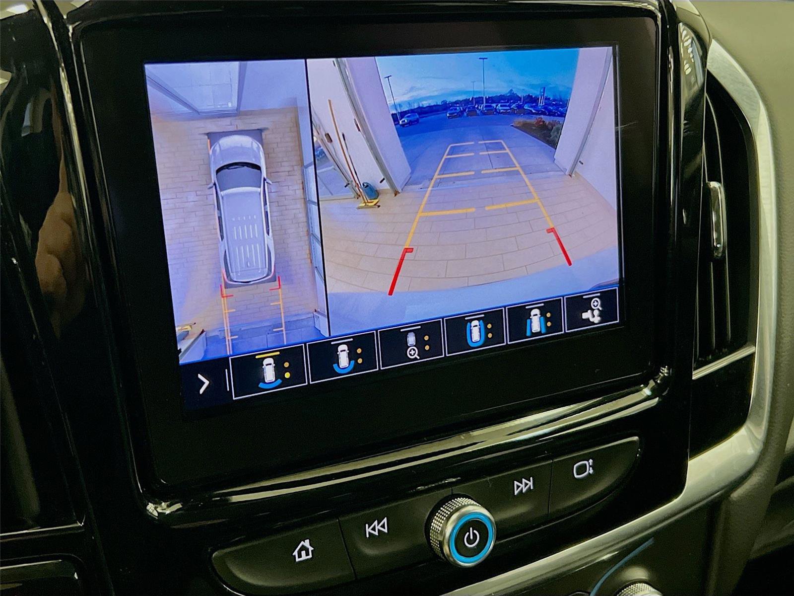 Used 2020 Chevrolet Traverse RS image 14