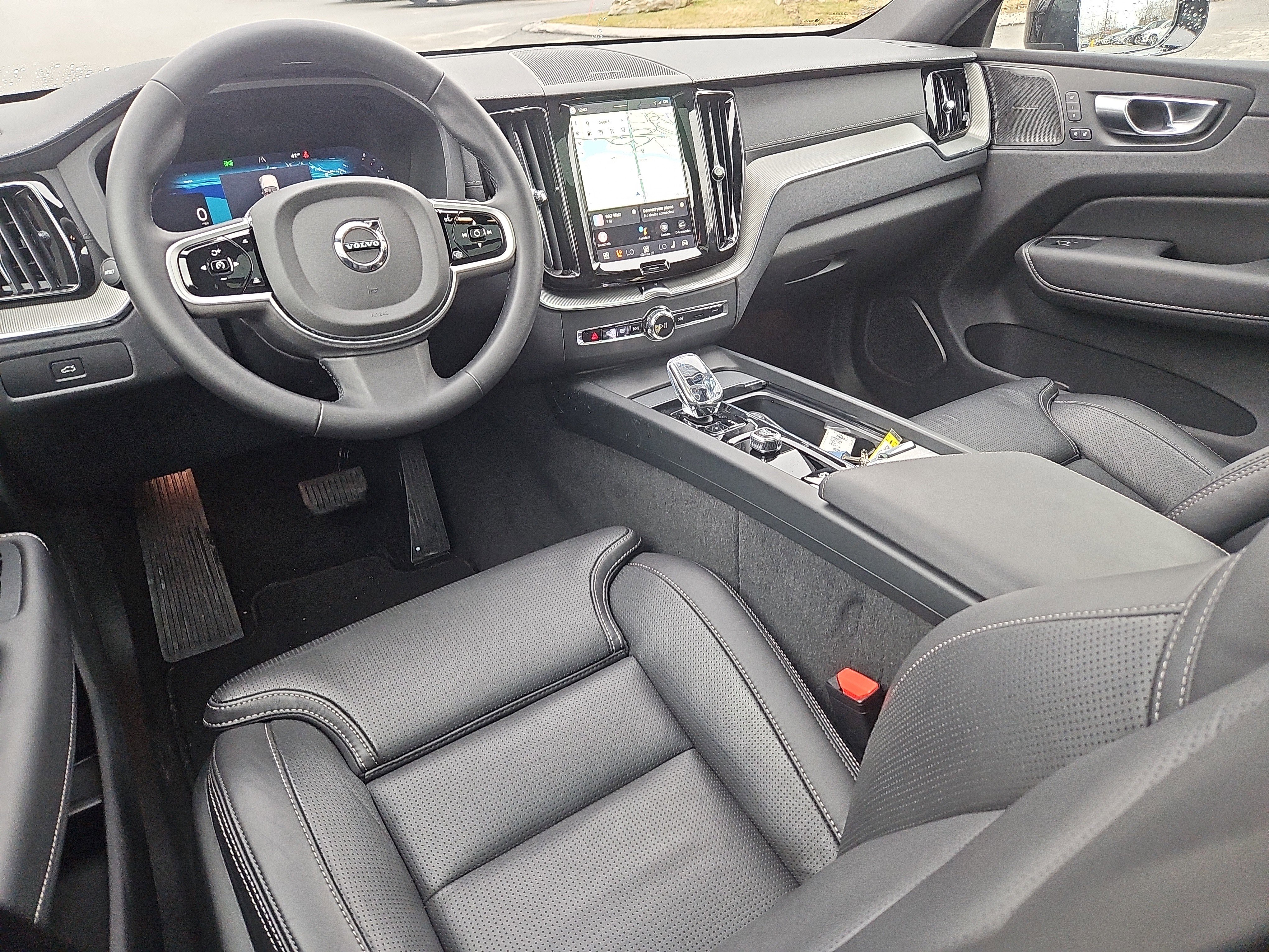 Used 2025 Volvo XC60 B5 Ultra image 3