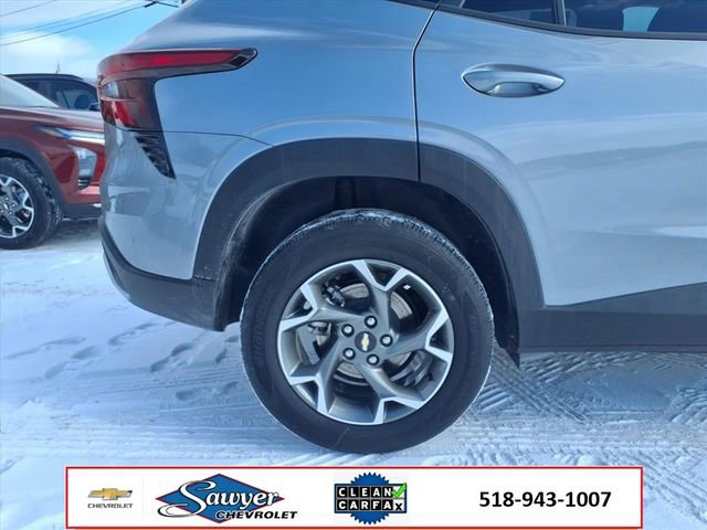 Used 2025 Chevrolet Trax LT w/ LT Convenience Package image 9
