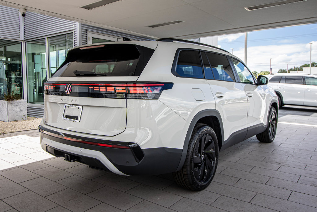New 2027 Volkswagen Atlas SE FWD image 2