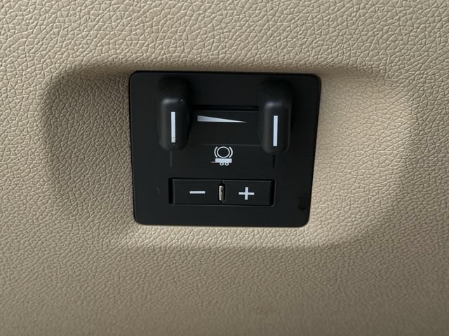 Used 2011 Chevrolet Tahoe LTZ RWD image 22