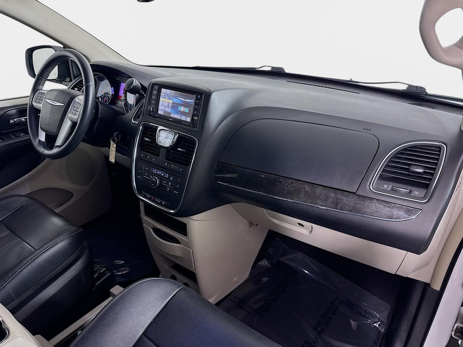 Used 2014 Chrysler Town & Country Touring image 28