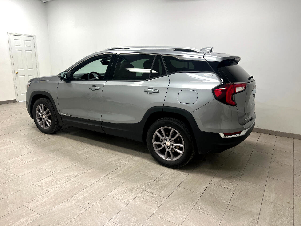 Used 2024 GMC Terrain SLT image 10
