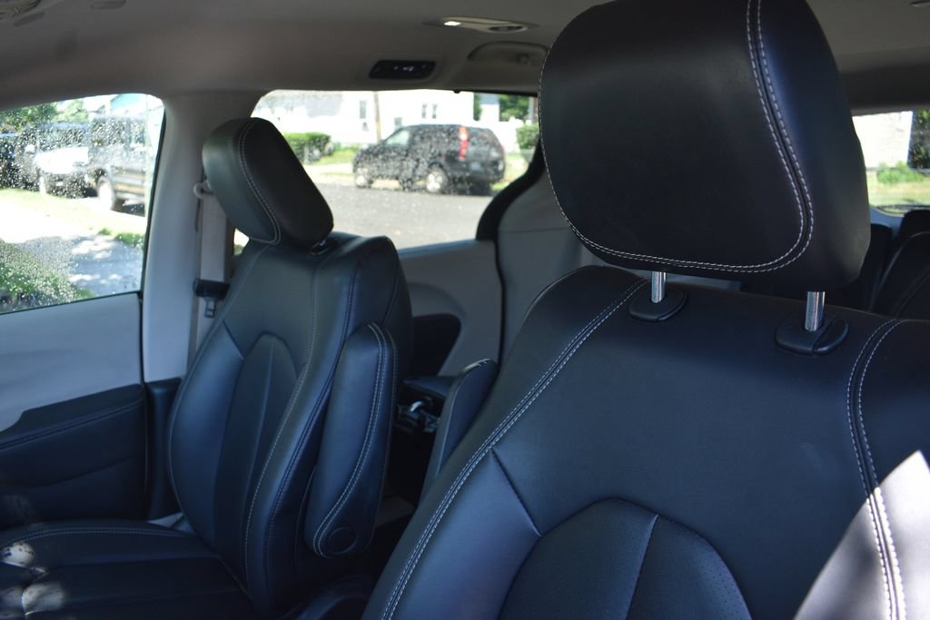 Used 2024 Chrysler Pacifica Touring-L FWD image 8
