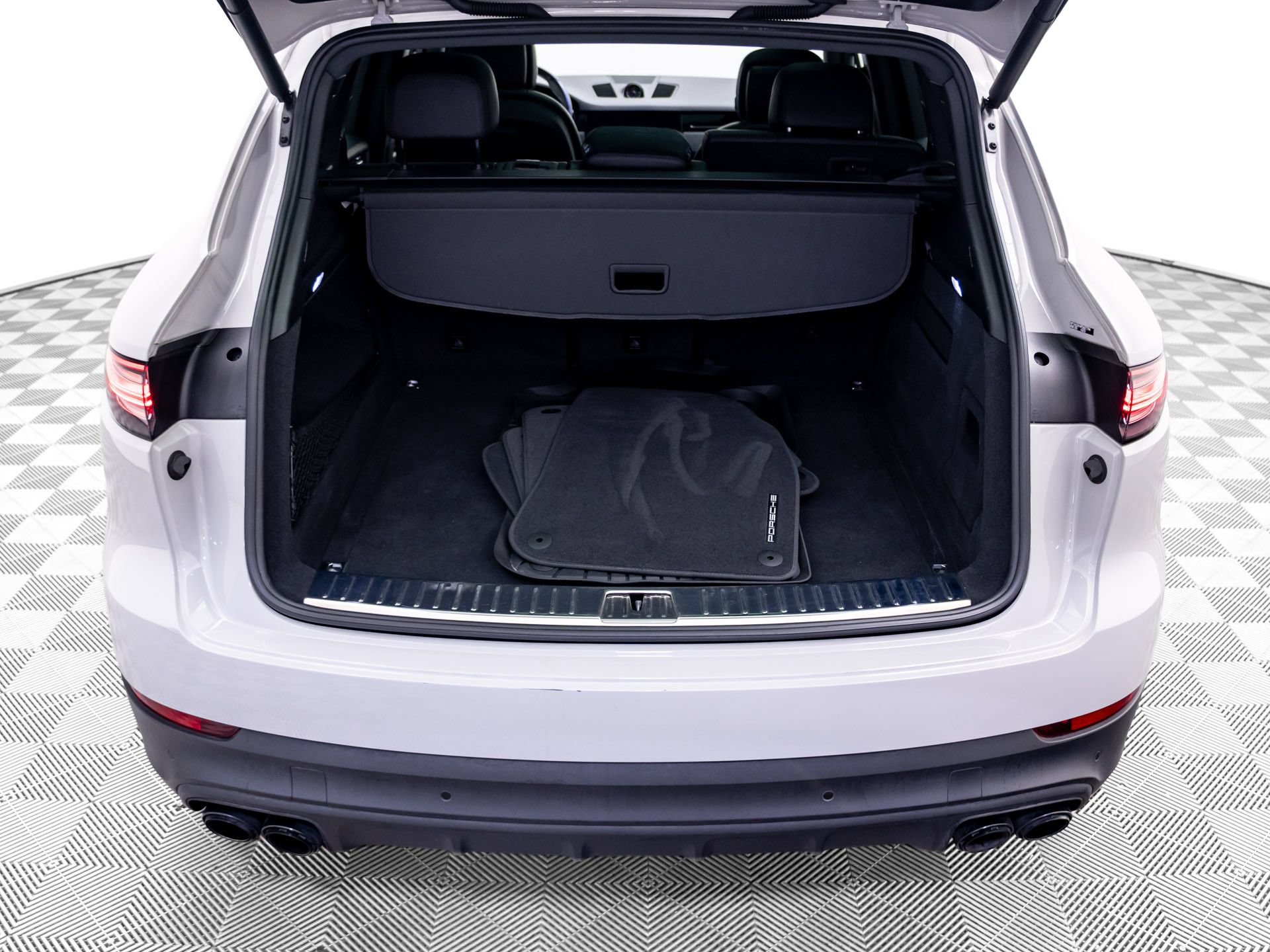 Certified 2023 Porsche Cayenne AWD/4WD image 28