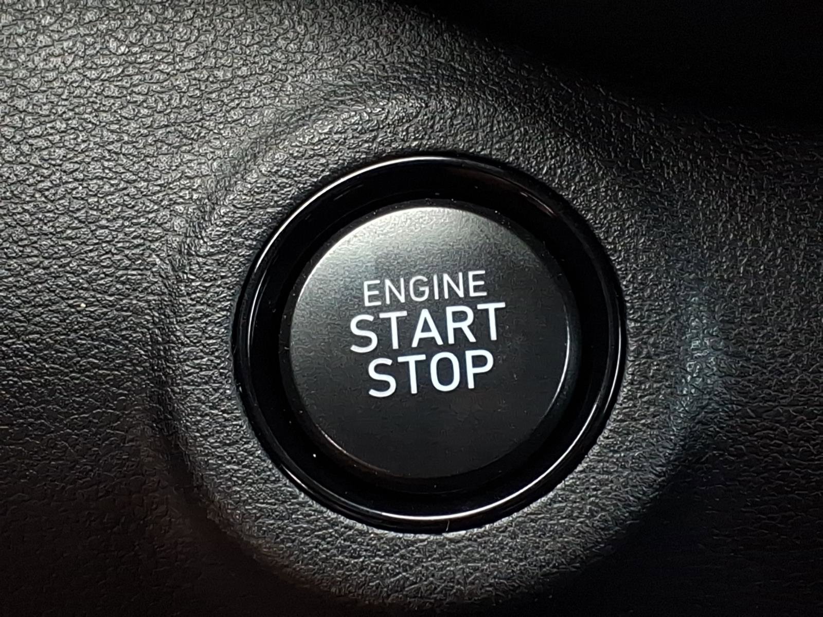 Certified 2025 Hyundai Venue SEL image 25