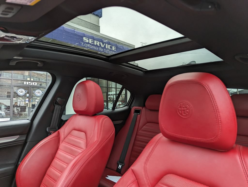 Used 2022 Alfa Romeo Stelvio Veloce AWD/4WD image 31