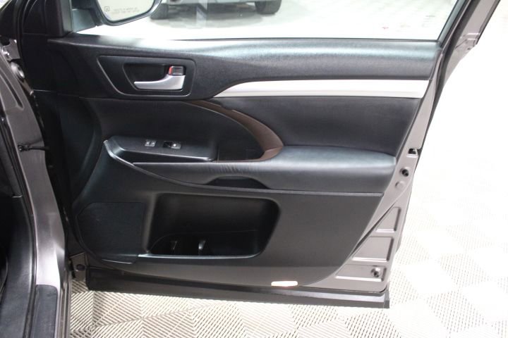 Used 2015 Toyota Highlander XLE image 25