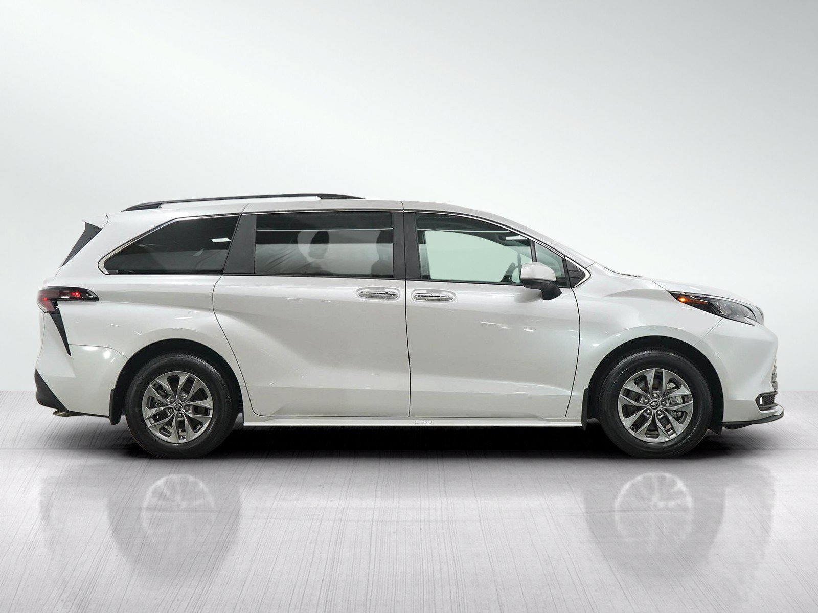 Used 2025 Toyota Sienna XLE w/ XLE Plus Package AWD/4WD image 6