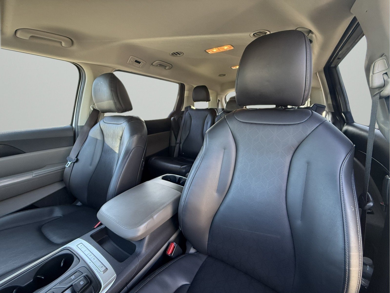 Used 2025 Kia Carnival FWD image 10