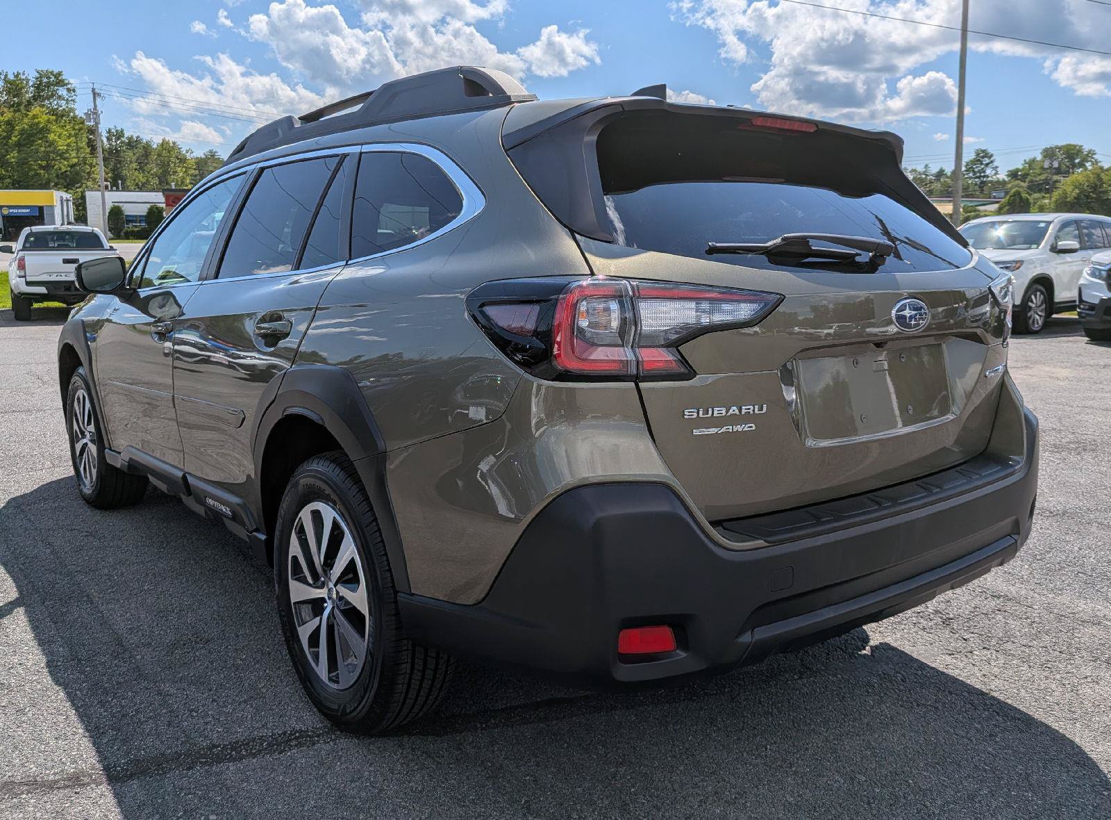 Used 2025 Subaru Outback Premium AWD/4WD image 7