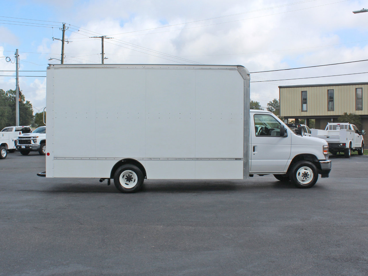 Used 2024 Ford E-450 and Econoline 450 Super Duty w/ Power Windows & Locks Group image 6