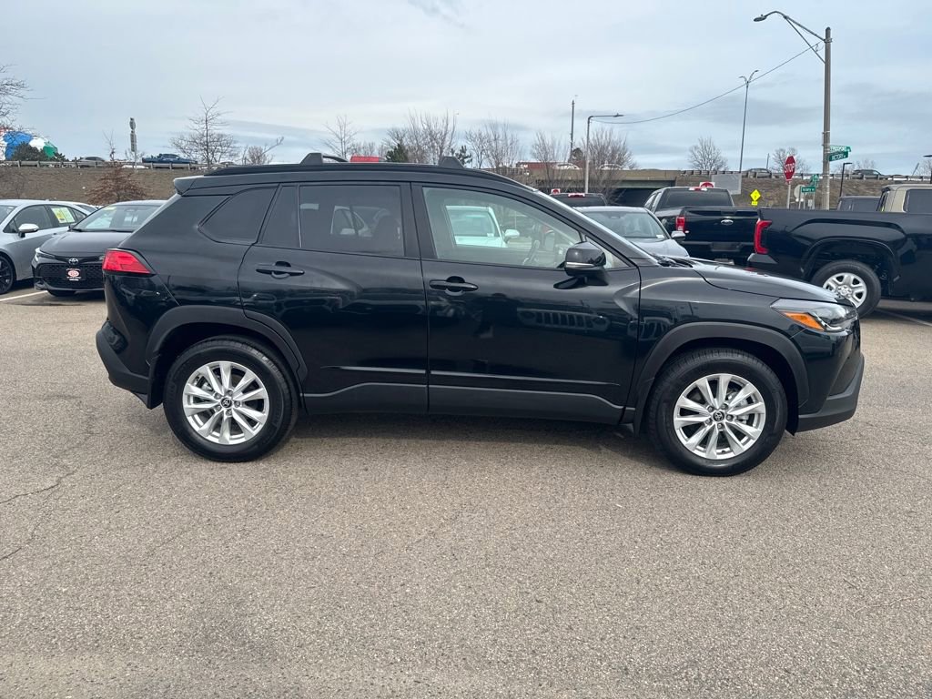 Used 2025 Toyota Corolla Cross LE w/ Moonroof Package image 9