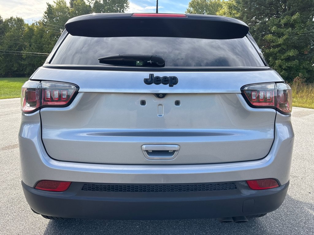 Used 2018 Jeep Compass Latitude w/ Popular Equipment Group FWD image 4