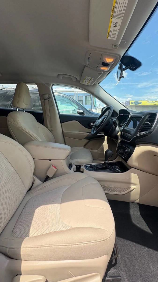 Used 2019 Jeep Cherokee Latitude w/ Popular Appearance Group image 9