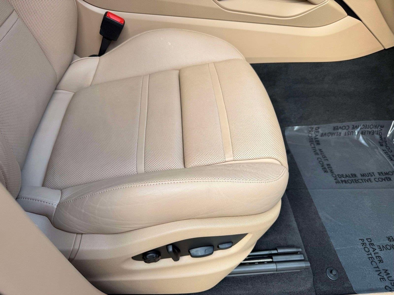 Used 2022 Porsche Cayenne w/ Premium Package image 36