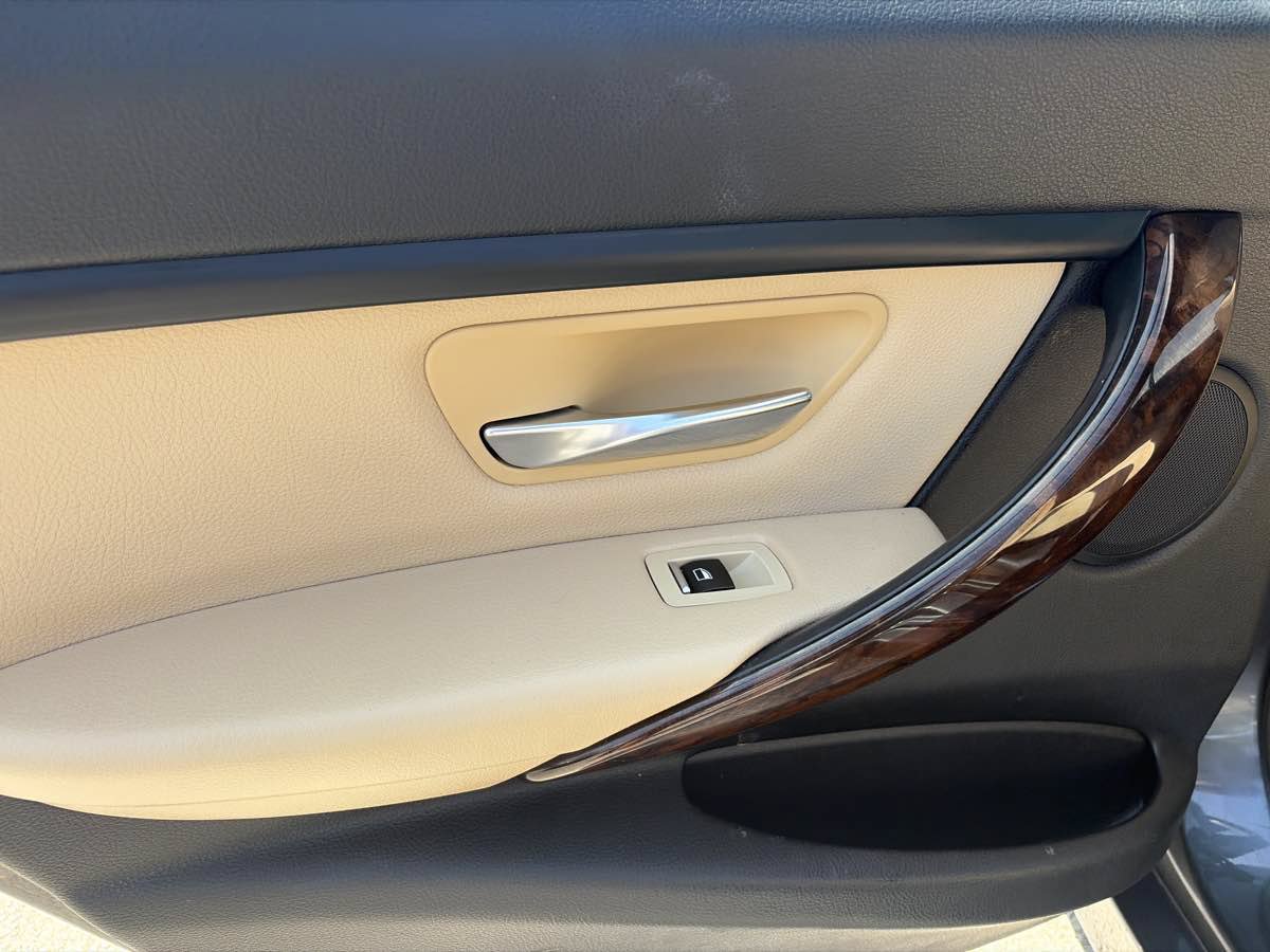 Used 2018 BMW 320i Sedan RWD image 12