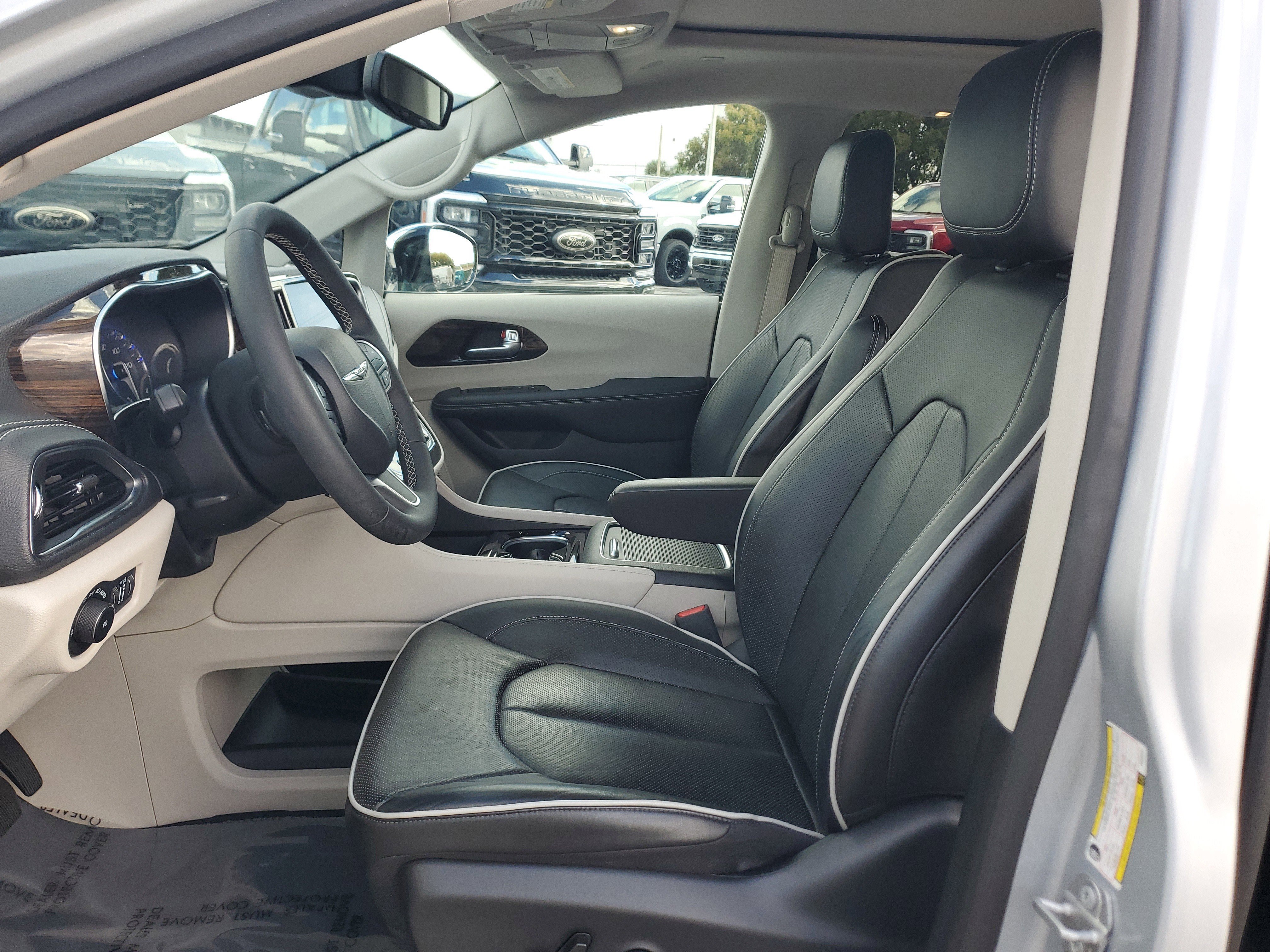 Used 2023 Chrysler Pacifica Limited w/ Uconnect Theater Family Group image 13