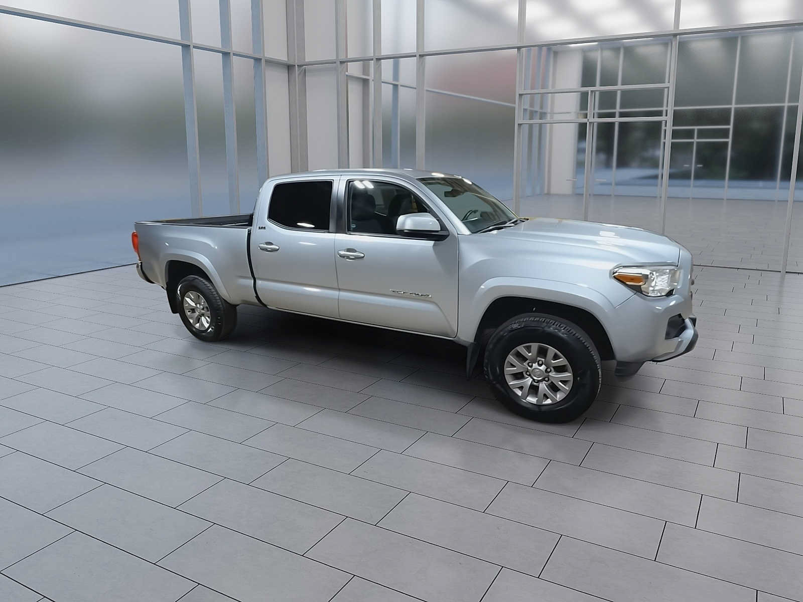 Used 2019 Toyota Tacoma SR5 AWD/4WD image 2
