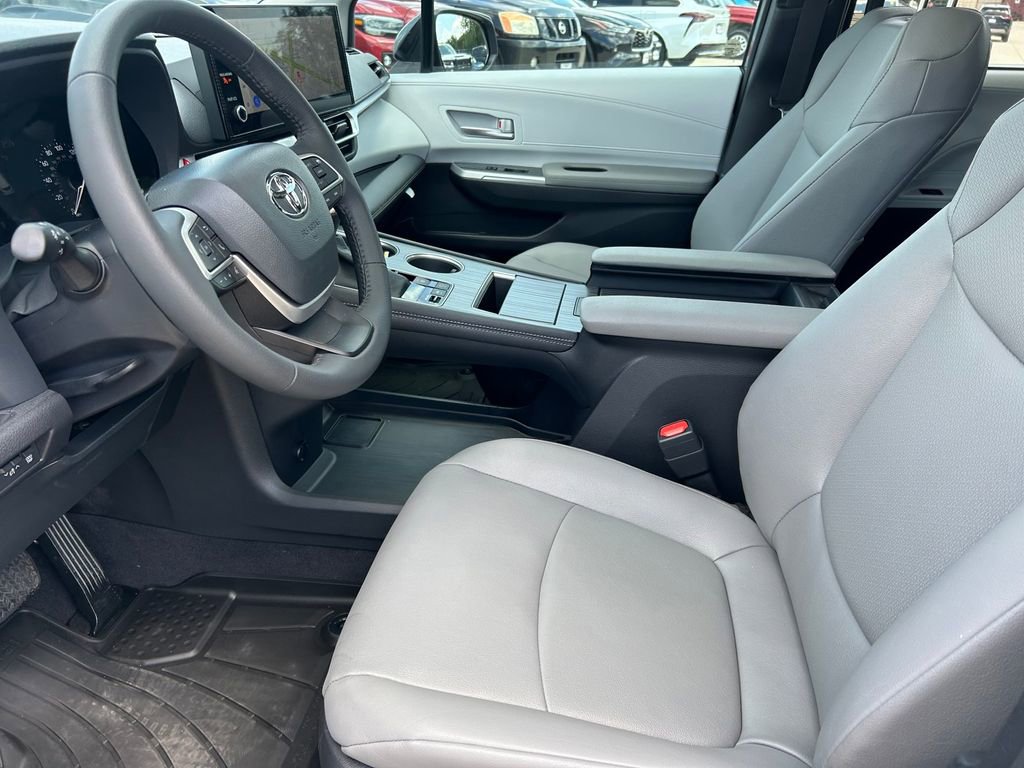 Used 2026 Toyota Sienna XLE FWD image 11