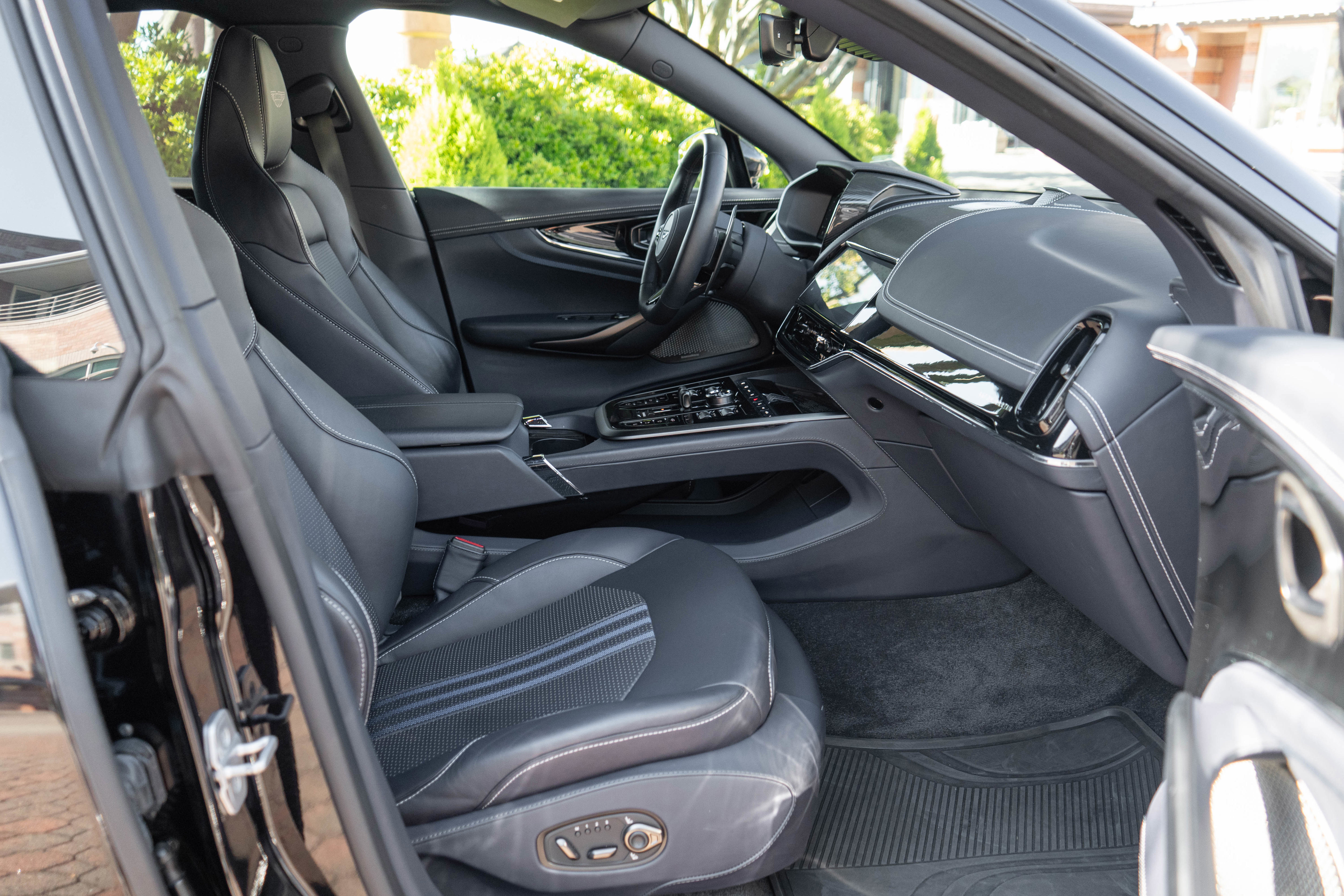 Used 2025 Aston Martin DBX 707 image 13