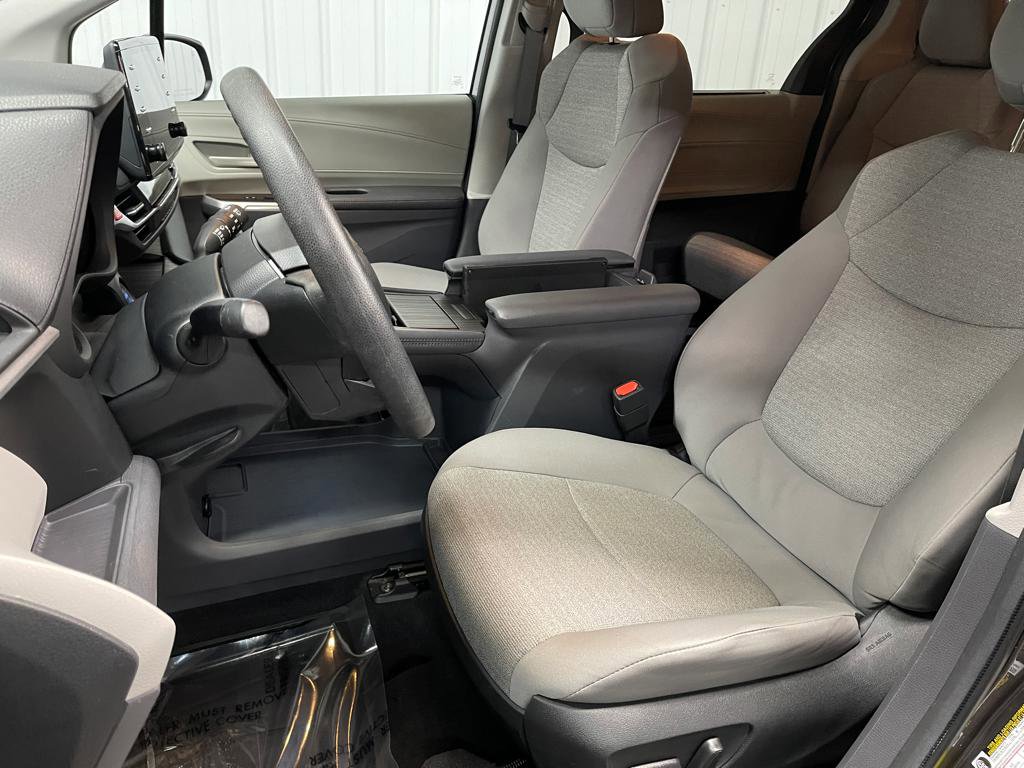 Used 2024 Toyota Sienna LE image 28