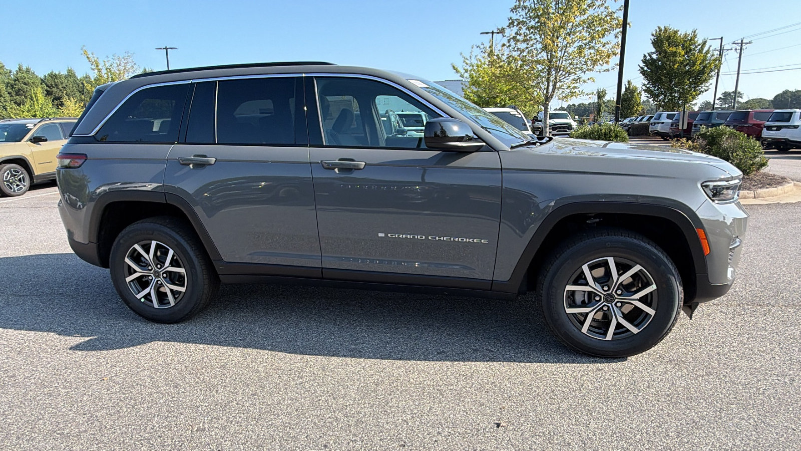 New 2027 Jeep Grand Cherokee Laredo X AWD/4WD image 7