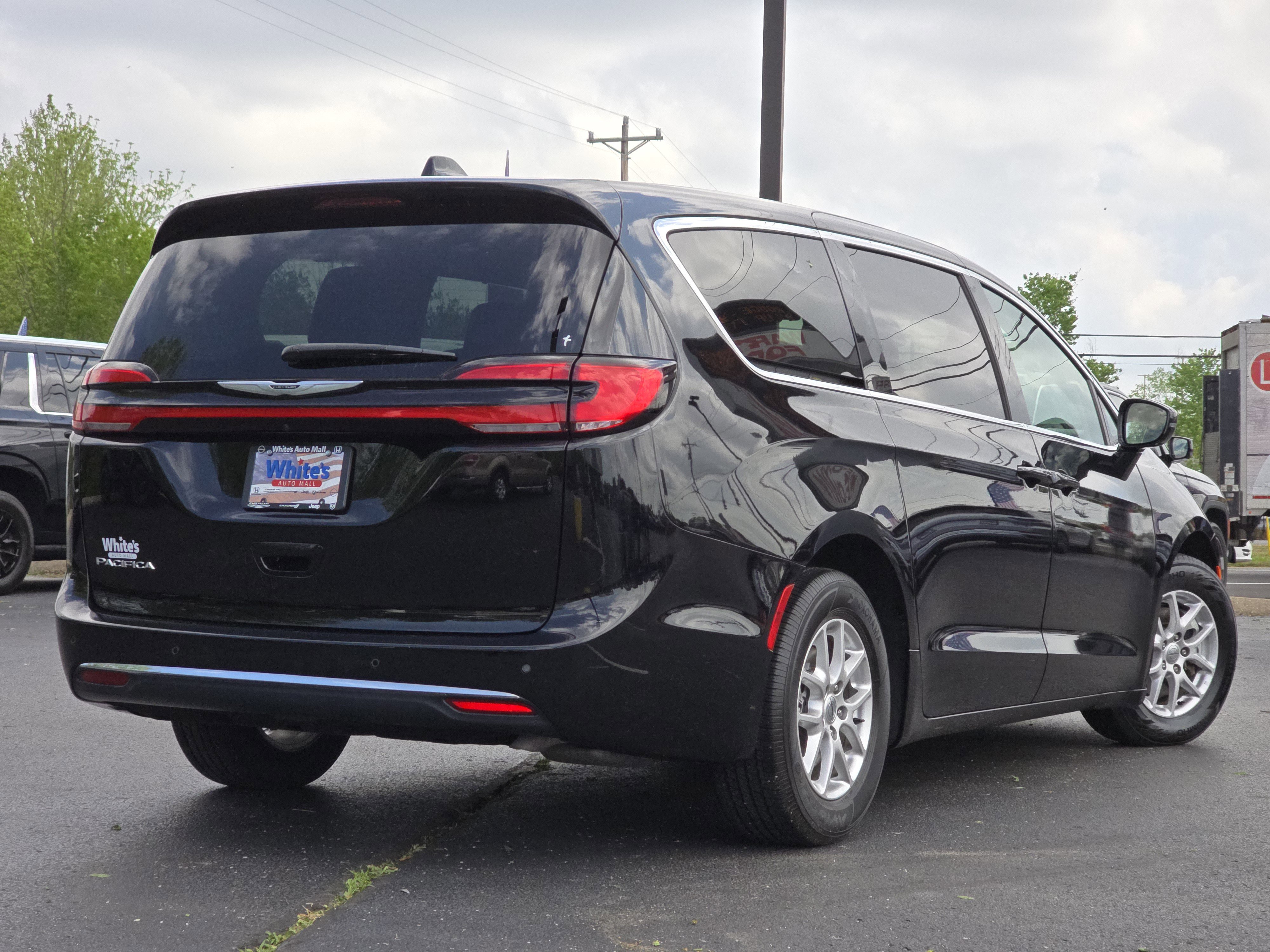 Used 2024 Chrysler Pacifica Touring-L FWD image 14