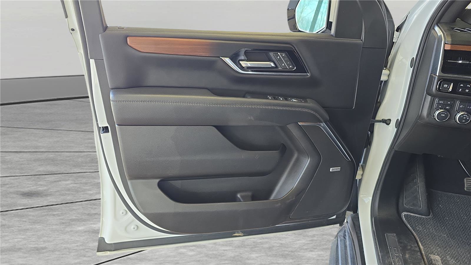 Used 2025 GMC Yukon XL Denali AWD/4WD image 12