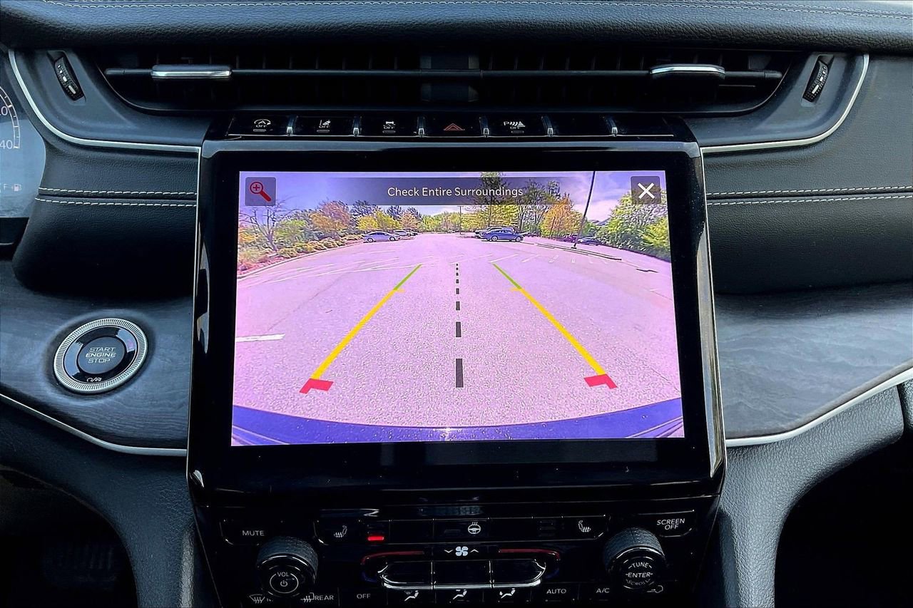 Used 2023 Jeep Grand Cherokee Limited w/ Black Appearance Package image 15