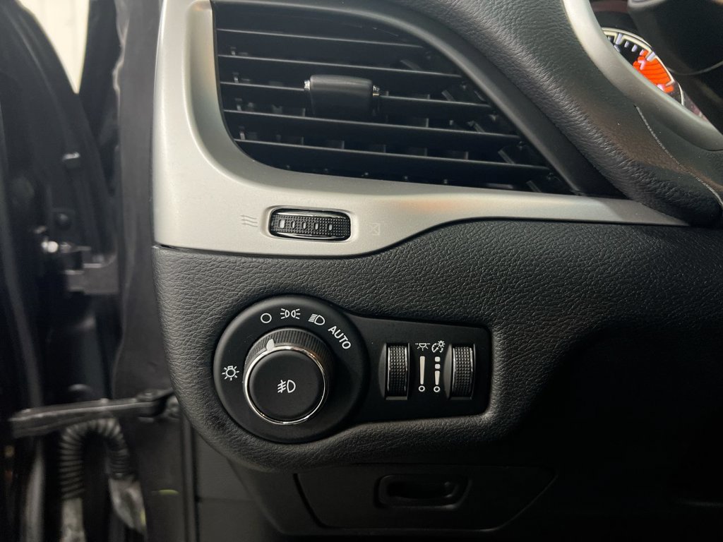 Used 2018 Jeep Cherokee Trailhawk w/ Cold Weather Group AWD/4WD image 18