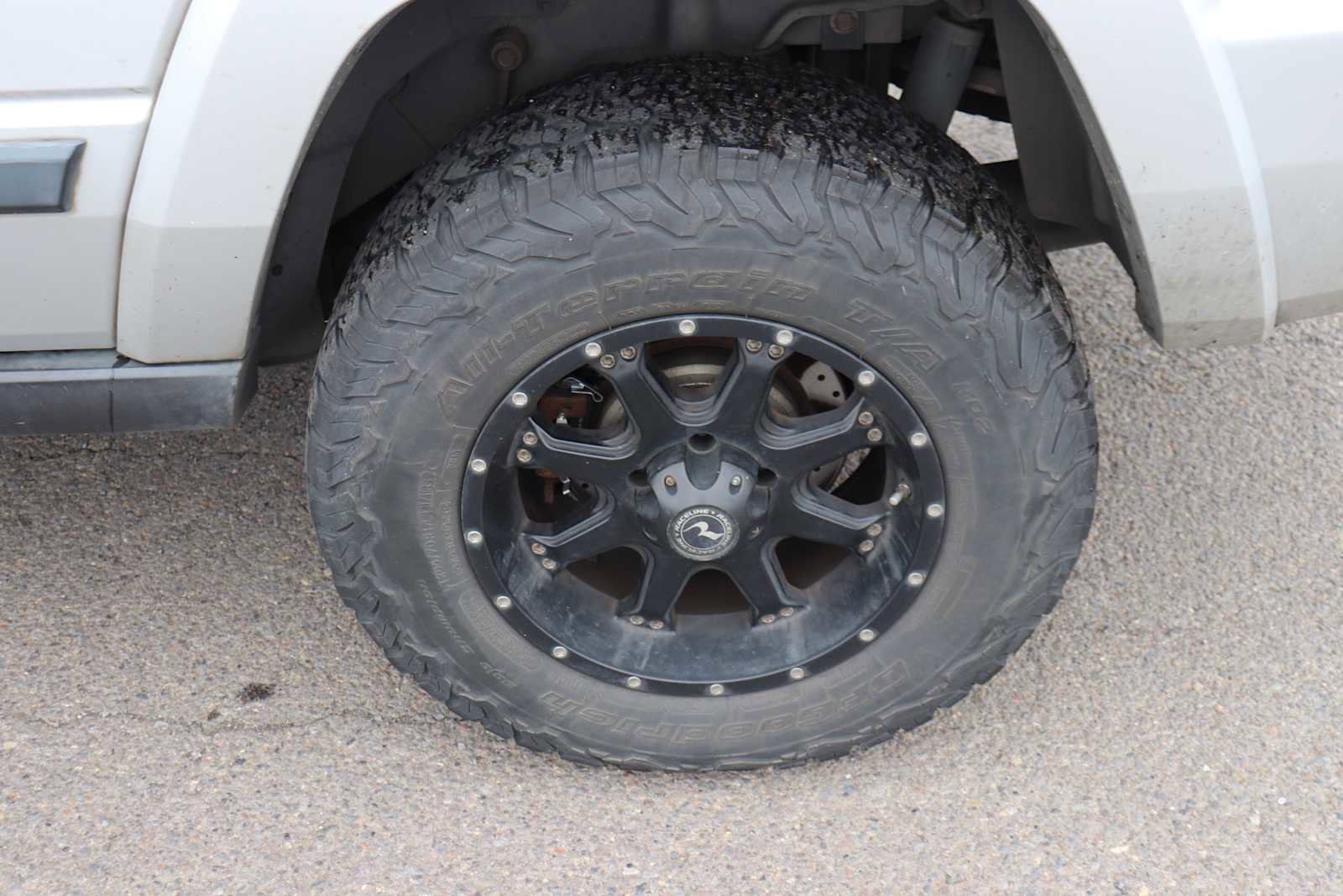 Used 2008 Jeep Commander Sport image 9