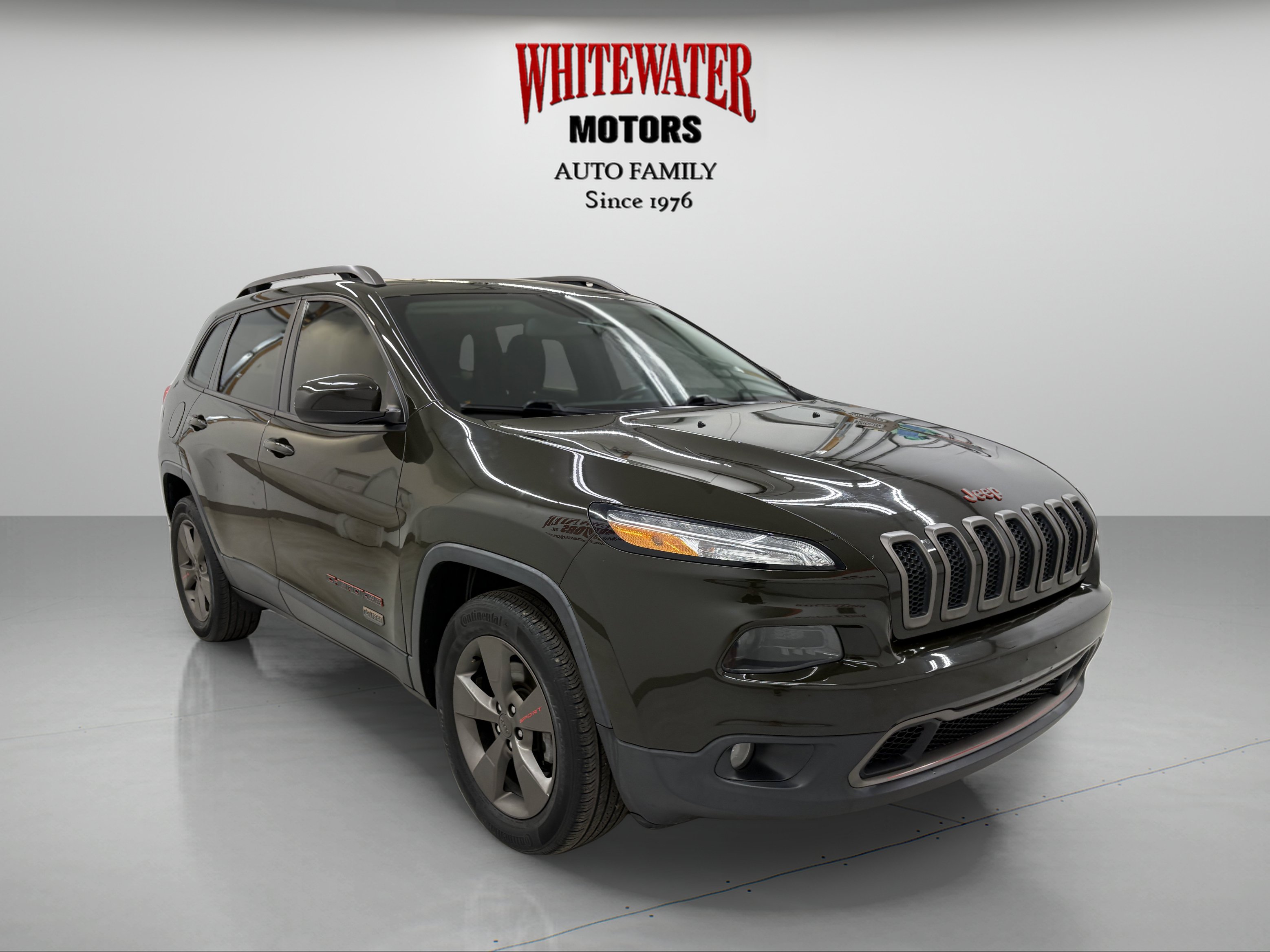 Used 2017 Jeep Cherokee Latitude w/ Cold Weather Group AWD/4WD image 5