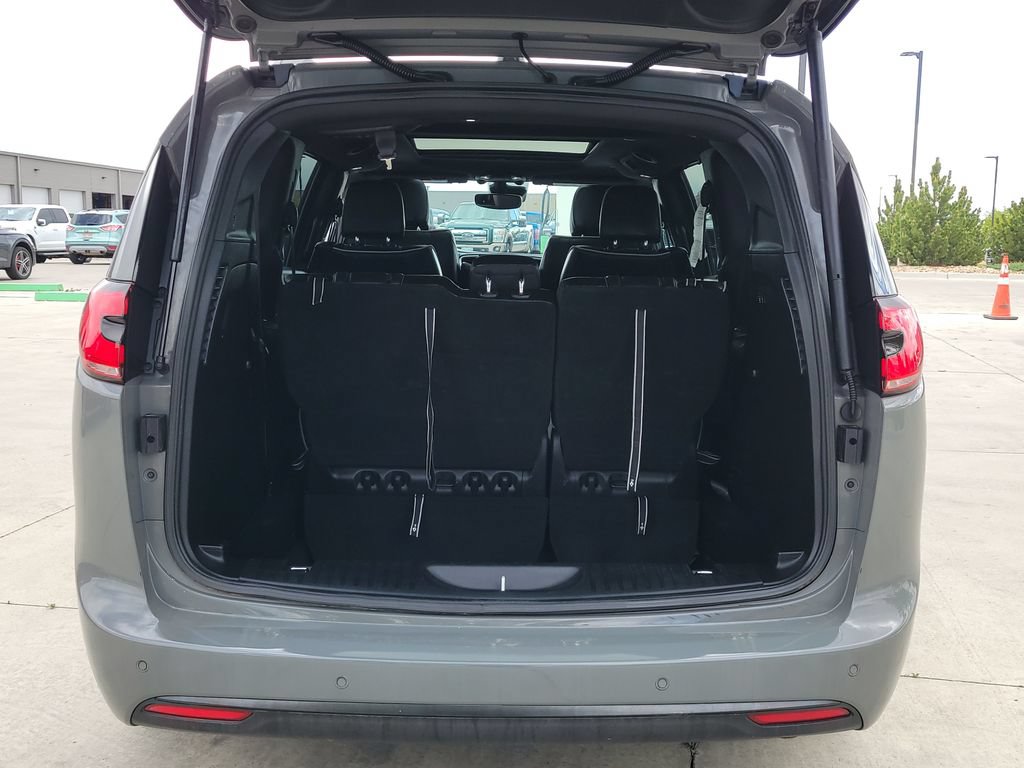 Used 2025 Chrysler Pacifica Limited FWD image 16