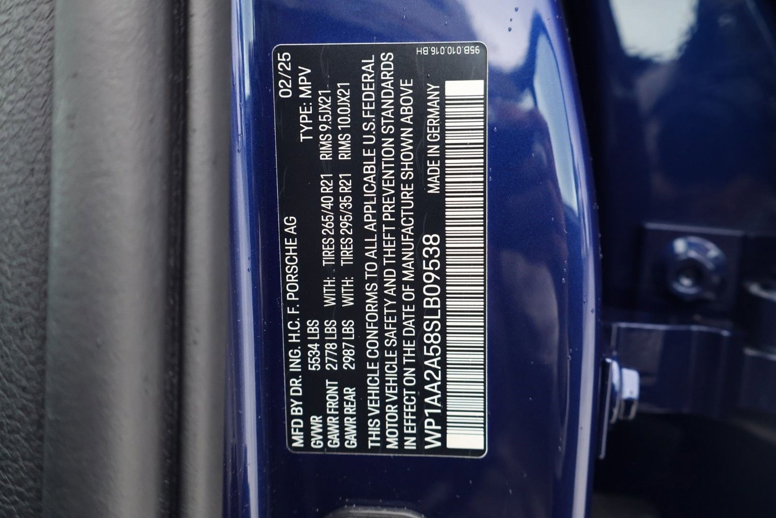 Certified 2025 Porsche Macan image 28