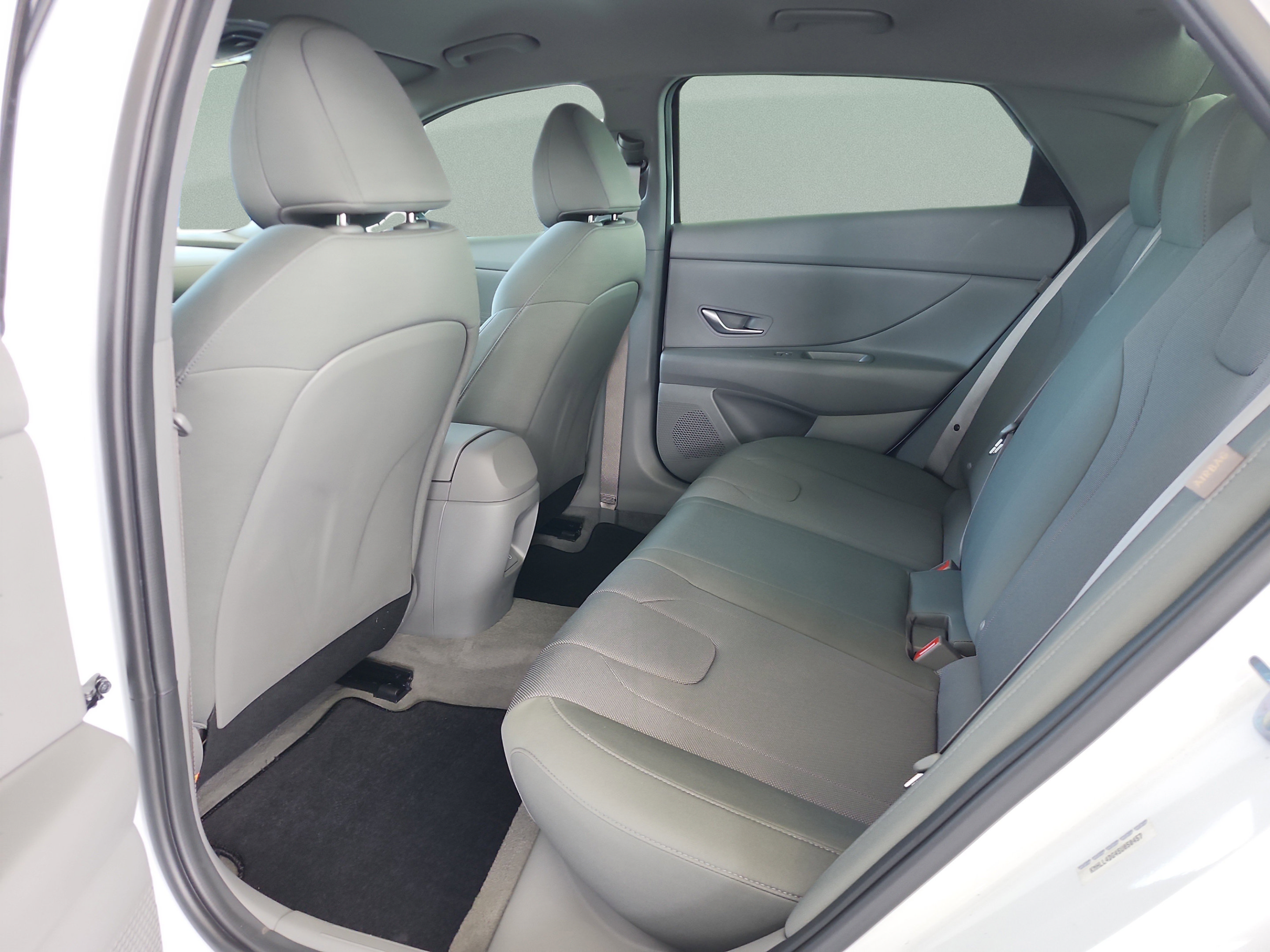 Used 2025 Hyundai Elantra SE FWD image 17