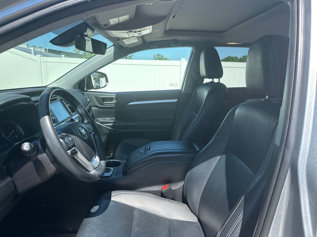 Used 2019 Toyota Highlander XLE AWD/4WD image 12