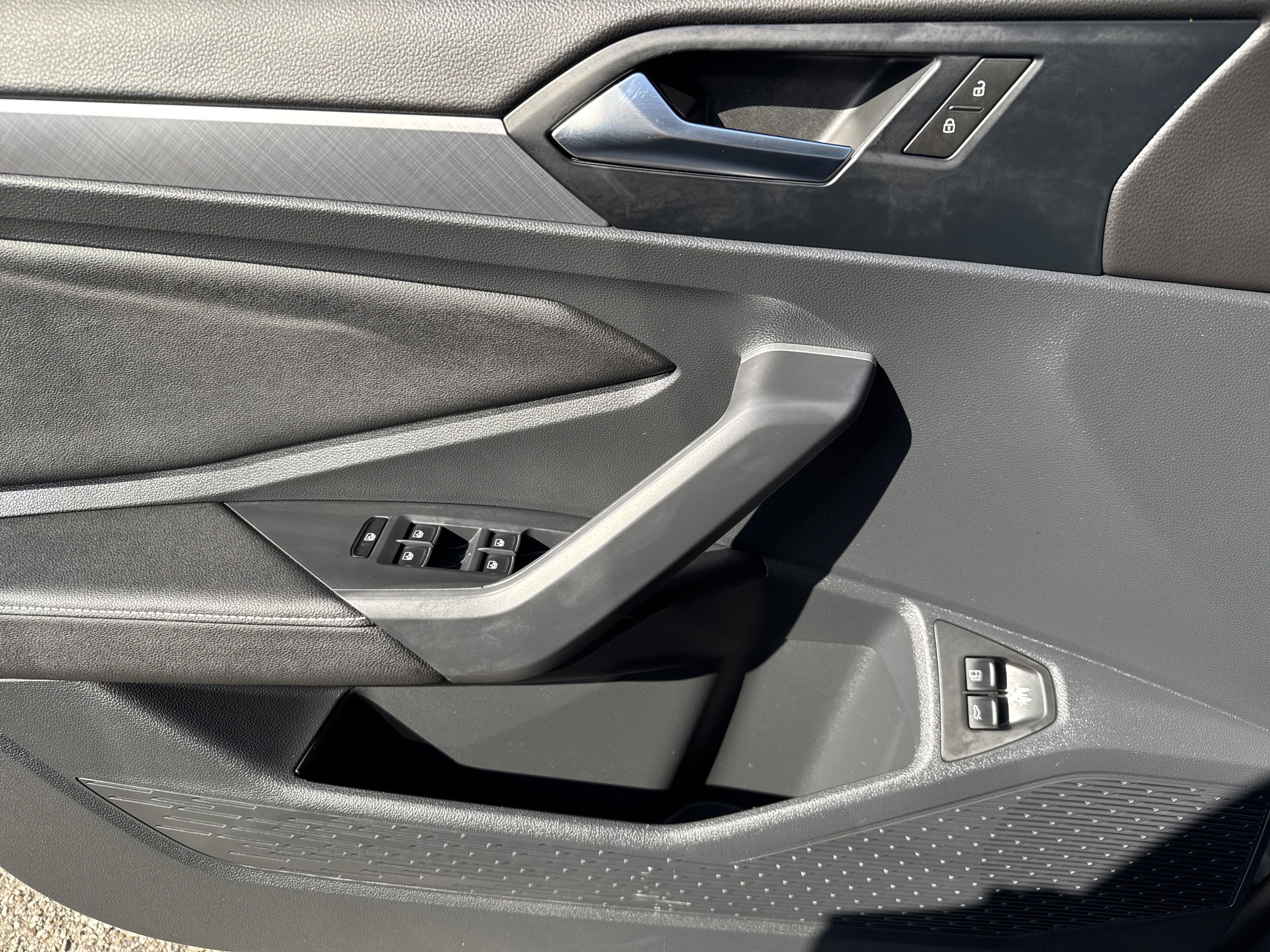 Used 2024 Volkswagen Jetta SE w/ Panoramic Sunroof Package image 9