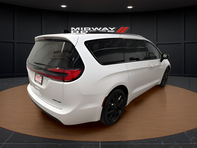 Used 2025 Chrysler Pacifica Limited FWD image 4
