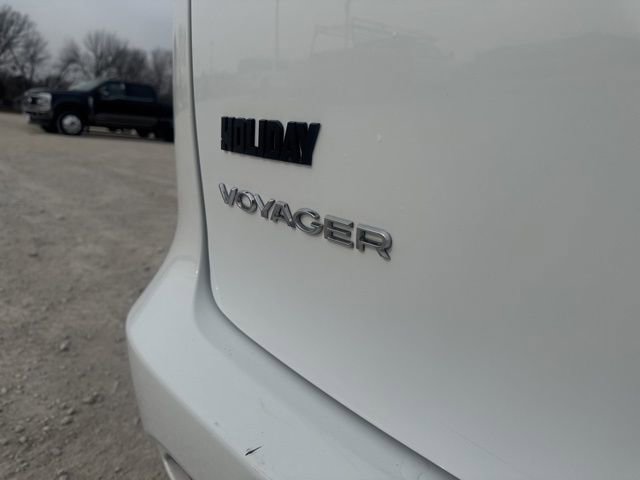 Used 2024 Chrysler Voyager LX image 9