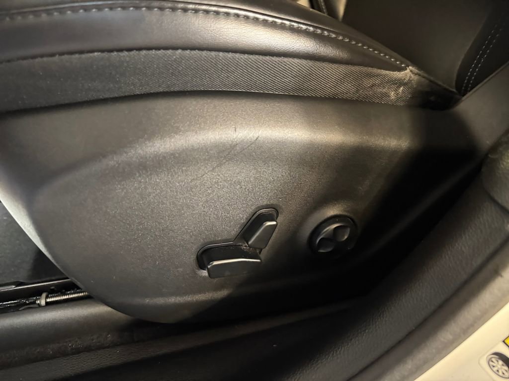 Used 2019 Jeep Cherokee Latitude Plus w/ Comfort/Convenience Group AWD/4WD image 13