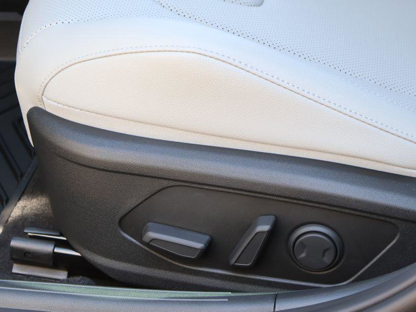 New 2026 Hyundai Elantra Limited image 25